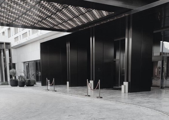 Εξωτερικός χώρος του Landmark Nicosia με σκούρο τοίχο