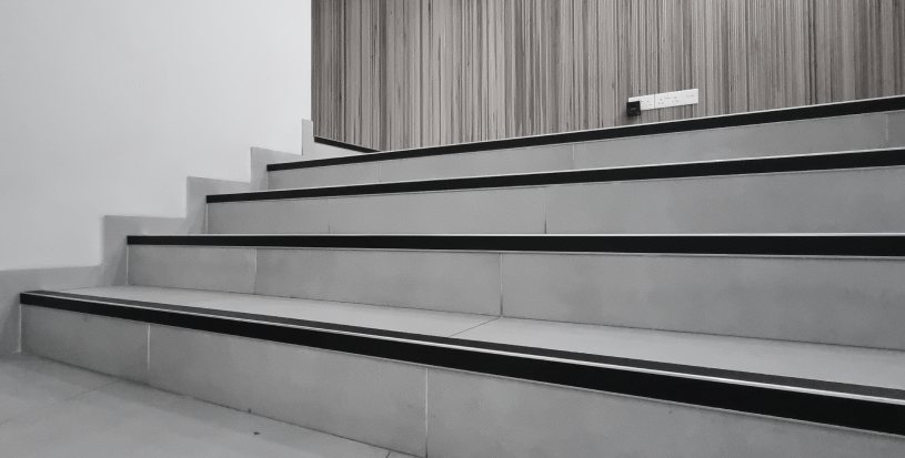 Σκάλα με σκούρα προφίλ ακμής στο Cymon Private Institute