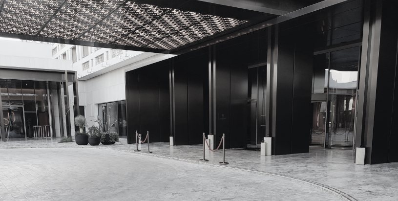 Η κύρια είσοδος του Landmark Nicosia με μεταλλικές λωρίδες σήμανσης στο σκαλί